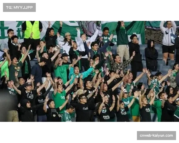 国安大埔球迷激烈对峙 亚冠看台上情绪碰撞瞬间记录