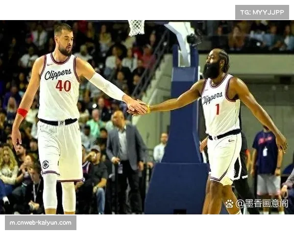 快船复仇尼克斯靠外线火力全开 莱昂纳德遭遇包夹后分球激活射手群